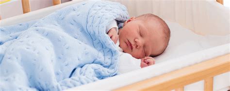 yeni doğan bebek uyurken neden ses çıkarıyor